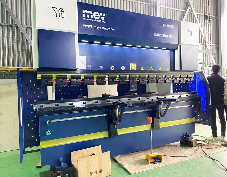 Máy chấn tôn NC 110 tấn PBH-110/3200