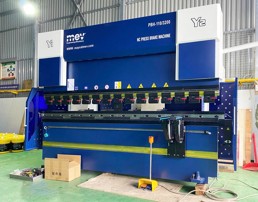 Máy chấn tôn NC 110 tấn PBH-110/3200