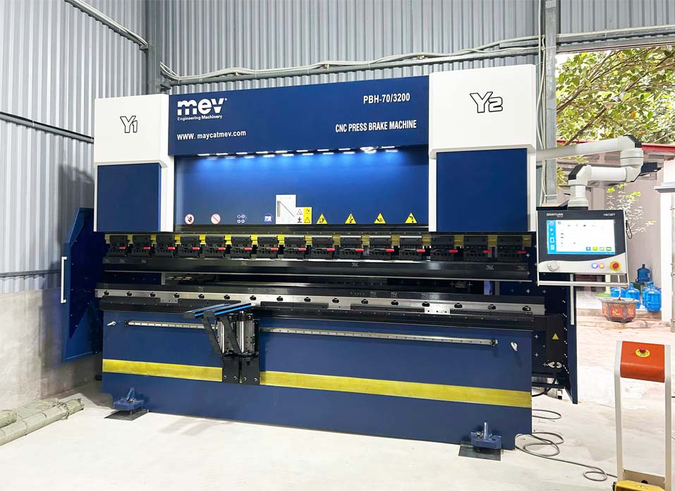 MEV bàn giao máy chấn CNC 70 Tấn PBH 70/3200