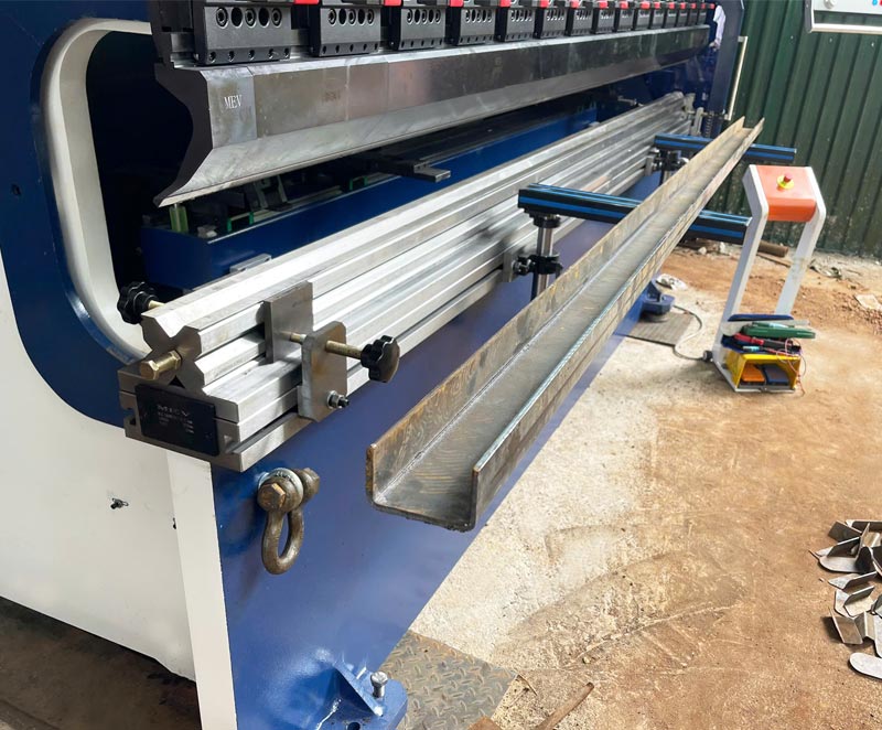 Máy chấn CNC 130 tấn MEV PBH-130/3200