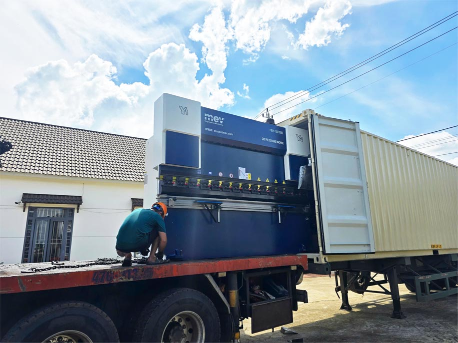 lắp đặt máy chấn CNC 130 tấn 3200 tại Đắk Lắk