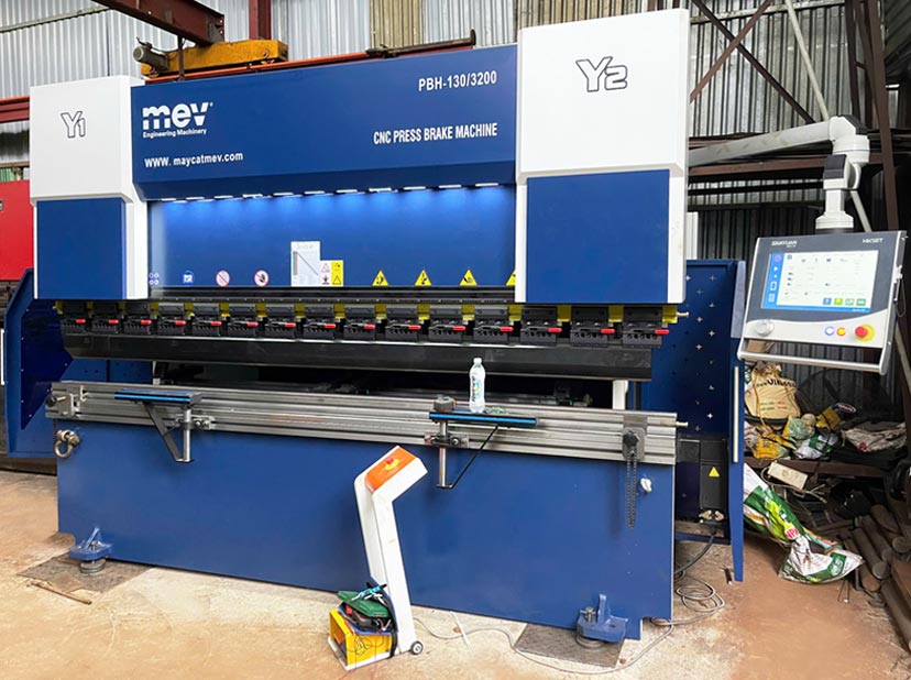 Máy chấn CNC 130 tấn MEV PBH-130/3200