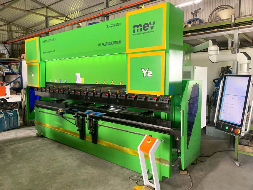 Lắp đặt máy chấn CNC 220 tấn tại Thái Bình