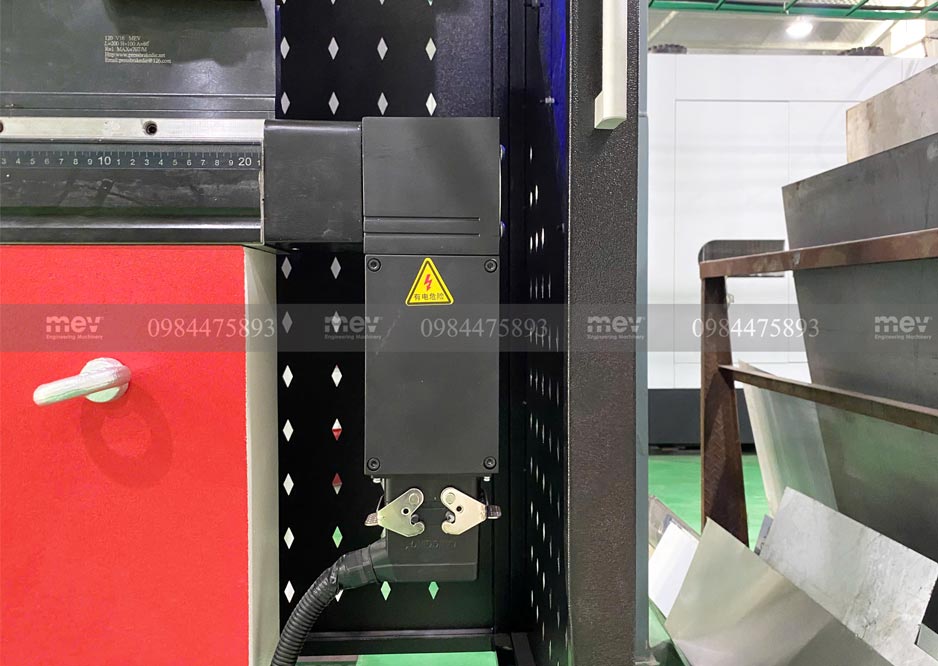 Máy chấn CNC 250 tấn | Máy chấn tôn kim loại PBH 250/4200