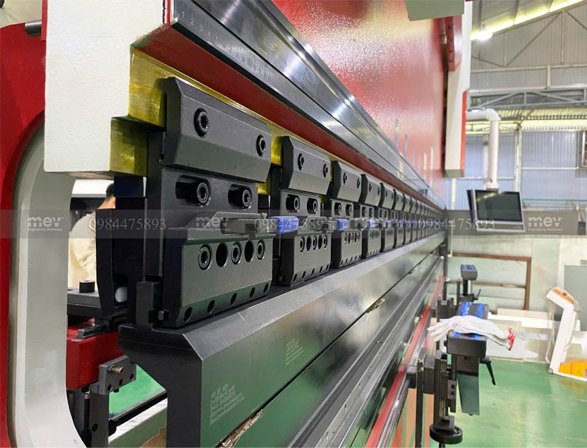 máy chấn CNC 250 tấn PBH 250/4200
