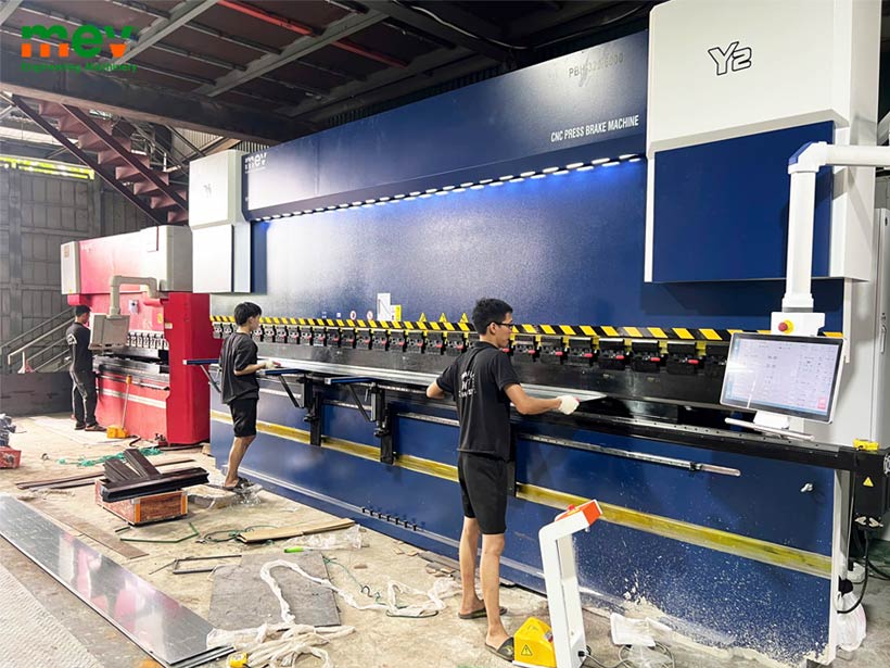 Máy chấn CNC 320 tấn tại Bắc Giang