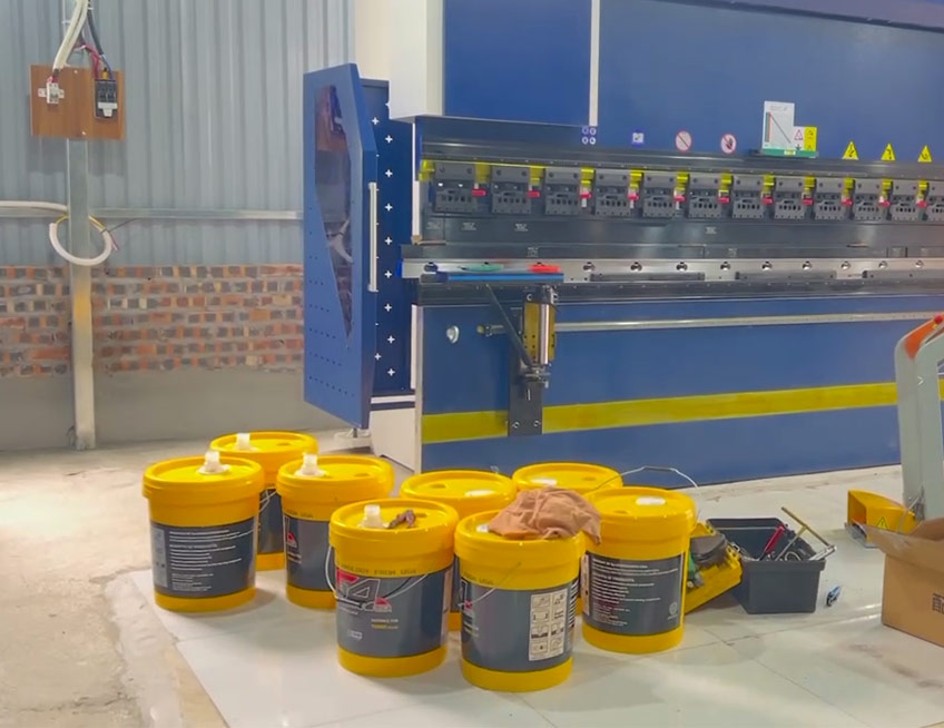 Lựa chọn dầu thủy lực 46, 68 cho máy chấn tôn