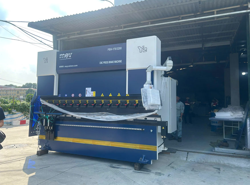 Máy chấn tôn 170 tấn PBH 170/3200