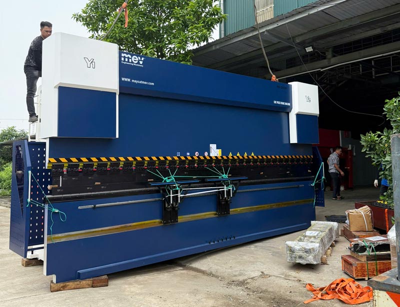 Máy chấn 320 tấn PBH 320/6000