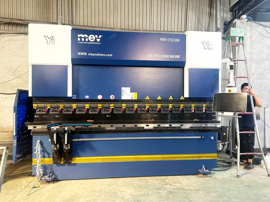 Máy chấn tôn 170 tấn PBH 170/3200 tại KCN Quang Minh