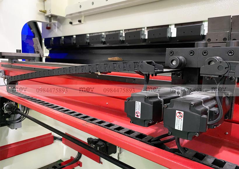 Máy điều khiển 6 trục Y1, Y2, X, R, Z1, Z2 và V