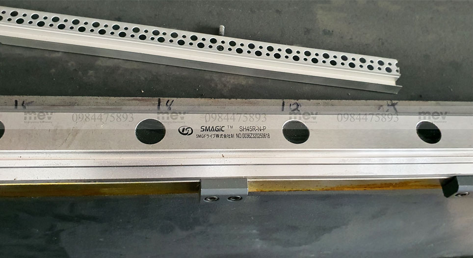 Máy laser cắt ống 4 chuck kẹp MEV-G52