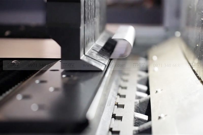 Máy chấn CNC tự động AT-QS3000