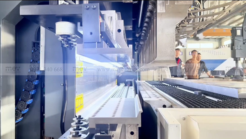 may-chan-gap-tu-dong-cnc-inox