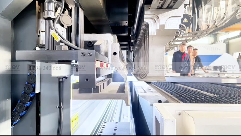 Máy Chấn Gấp Tự Động CNC