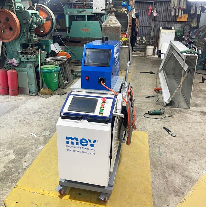 MEV bàn giao máy hàn laser tại Đà Nẵng LF-1500W