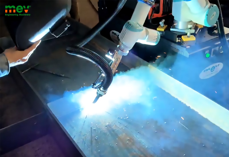 So sánh hàn thủ công và hàn robot: Giải pháp nào tối ưu cho doanh nghiệp?