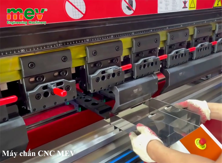 Cách chọn máy chấn tôn cho xưởng gia công tủ bếp inox 2026