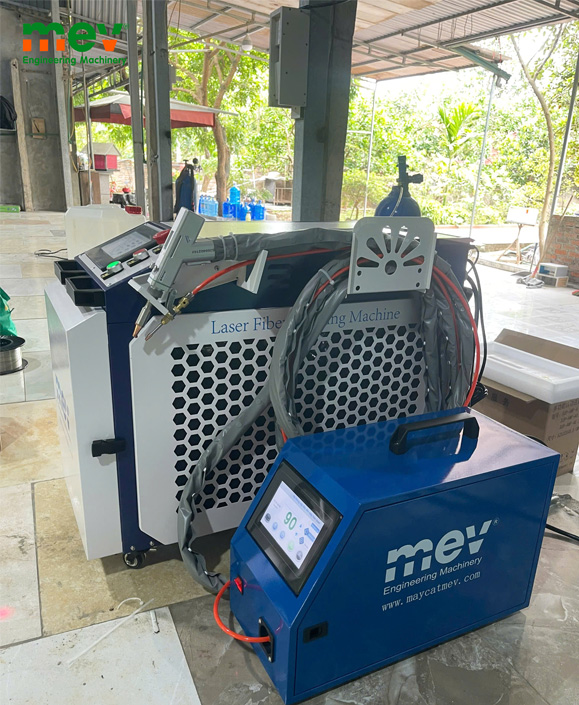 Bàn giao 2 máy cắt tôn tấm mỏng 2m và máy hàn laser 1500W tại Hát Môn