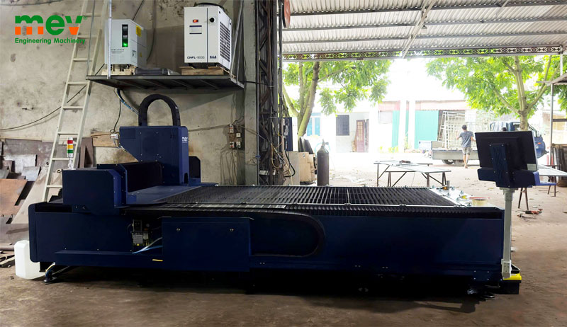 Bàn giao máy laser cắt hoa văn 3015FT máy nén khí 15kw