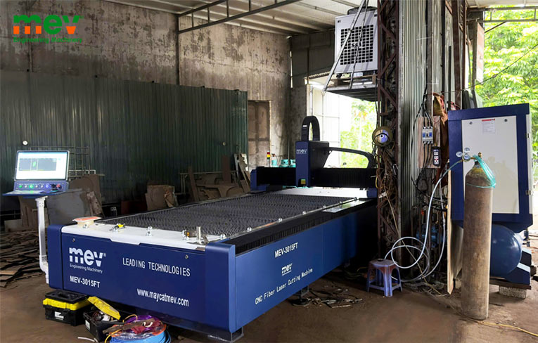Bàn giao máy laser cắt hoa văn 3015FT máy nén khí 15kw