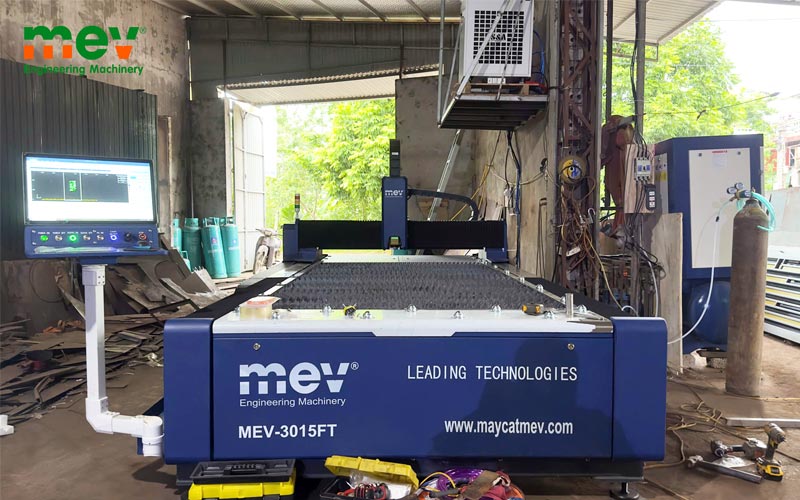 Bàn giao máy laser cắt hoa văn 3015FT máy nén khí 15kw