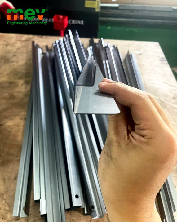 Sản phẩm máy chấn CNC | MEV bàn giao hệ thống máy móc gia công kim loại tại Thanh Đa